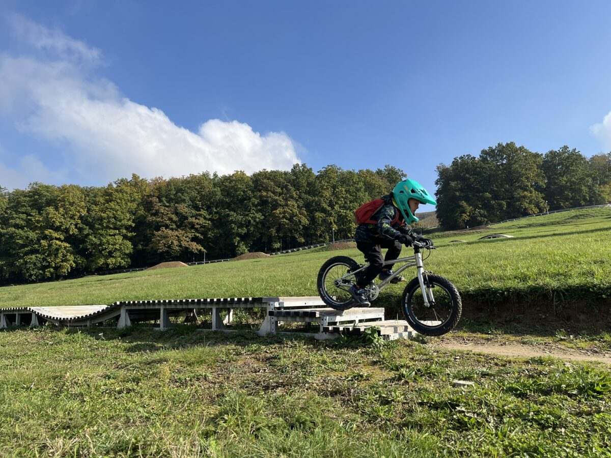 Děti v bikeparku na TrailFolks MTB kempu