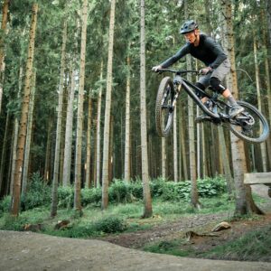 Drop v bikeparku Kopřivná, TrailFolks MTB kurz
