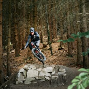 Jakub Pivnička předvádí skok na kole při individuální výuce TrailFolks