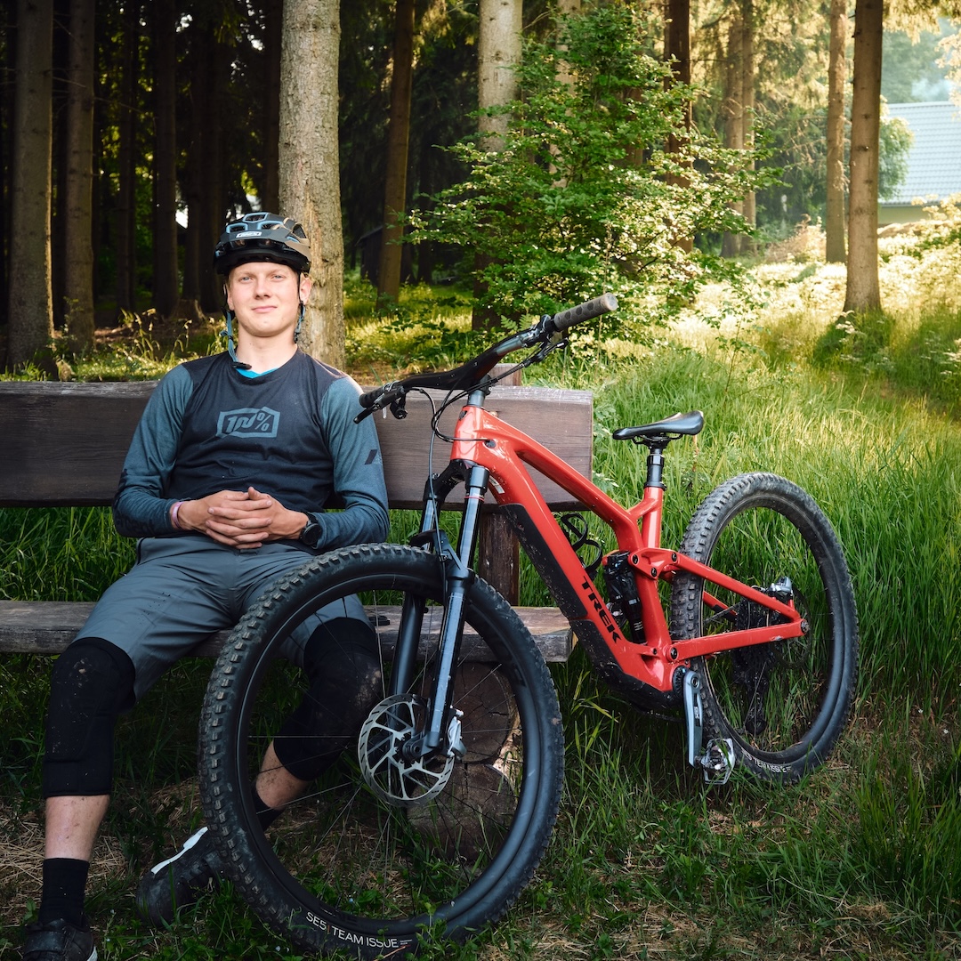 Jakub Pivnička, instruktor TrailFolks, u kola Trek