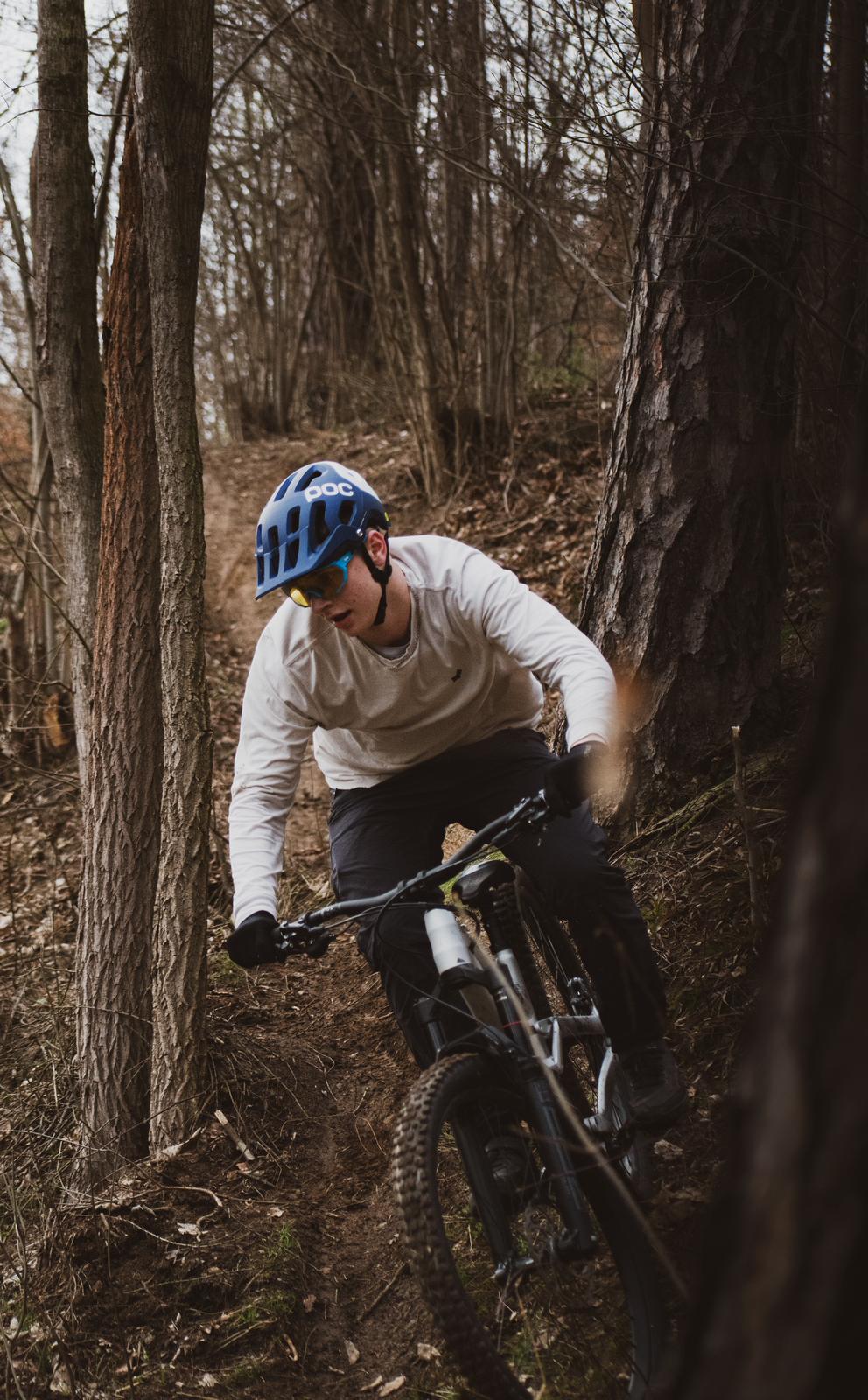 MTB jezdec v lesním terénu na trail stezce